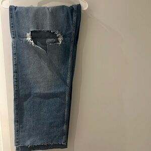 LOW-RISE LIGHT WASH RIPPED BAGGY JEANS